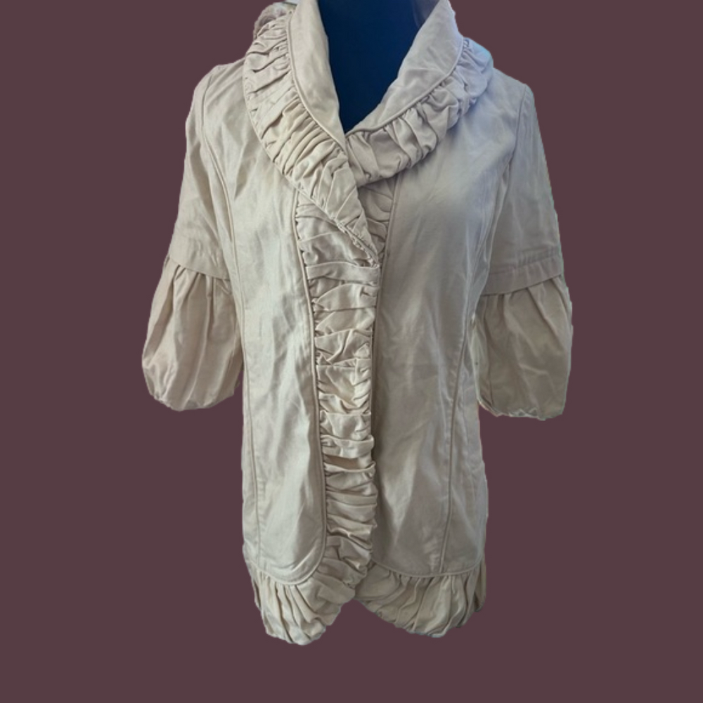Ryu: woman’s coat, cream size L, ruffles button down